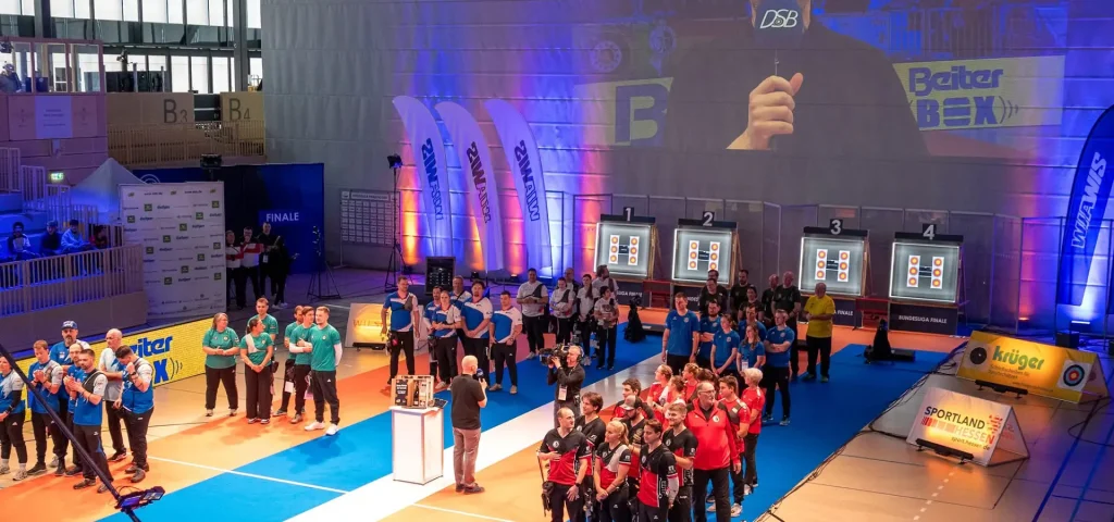 Foto aller Teilnehmer bei der Bundesliga Wiesbaden 2026 für Bogenschießen