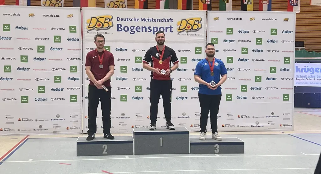 Erster, Zweiter und Dritter Platz auf Podest der Deutschen Meisterschaft Bogensport