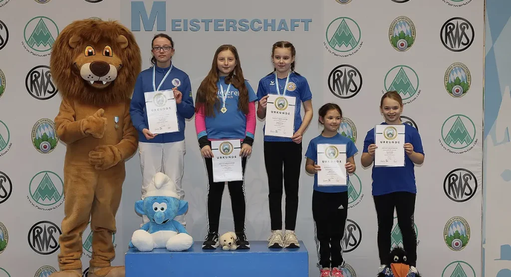 Gruppe von Gewinnern mit Urkunden und Medaillen bei der Meisterschaft 2026