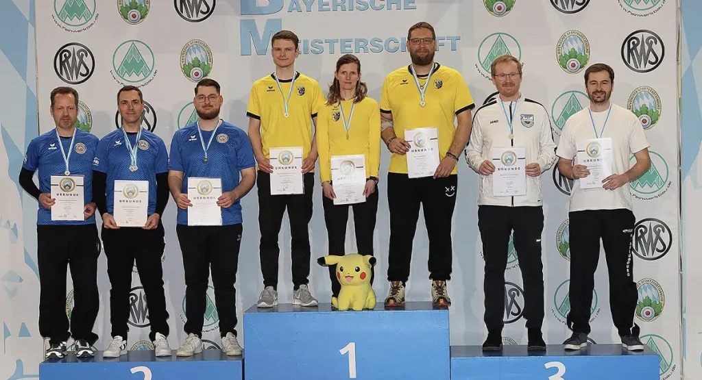 Gruppe von Gewinnern mit Urkunden und Medaillen bei der Meisterschaft 2026