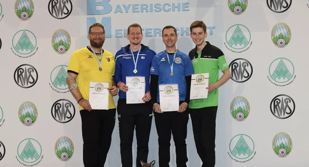Gruppe von Gewinnern mit Urkunden und Medaillen bei der Meisterschaft 2026