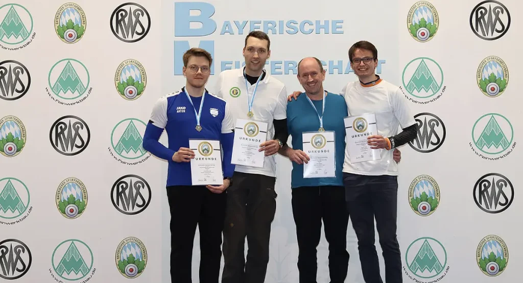 Gruppe von Gewinnern mit Urkunden und Medaillen bei der Meisterschaft 2026