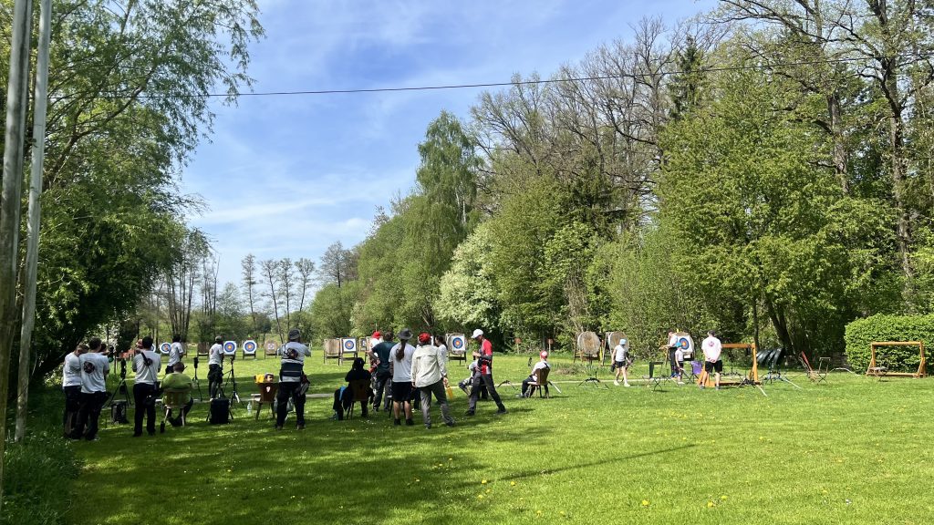 Schützen und Schützinnen auf dem Bogenplatz